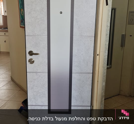 דלת מצופה בציפוי דמוי בטון עם ידיות מתכת